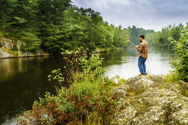 Uomo pesca su un fiume — Foto Stock