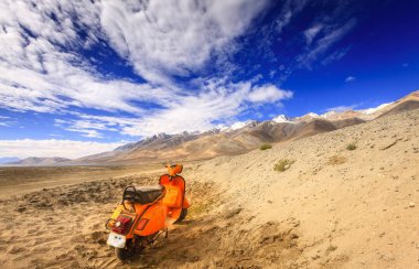 Himalayalar terk edilmiş scooter