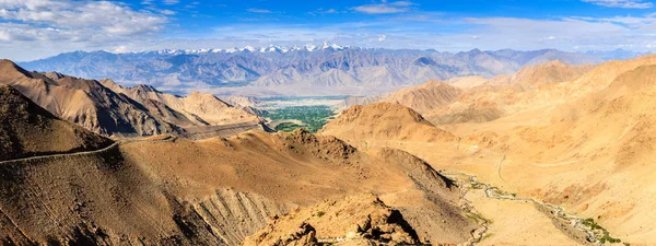 Panoramisch uitzicht van Himalaya pountains — Stockfoto