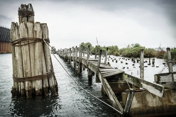 老朽化した木造の桟橋 — ストック写真