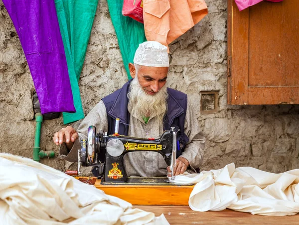 Un sastre está trabajando en su tienda — Foto de Stock