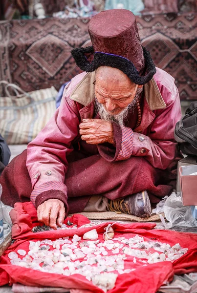 Hombre local está vendiendo cristales — Foto de Stock