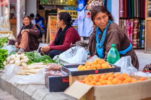 Продавцы на рынке тротуаров в Лехе — стоковое фото