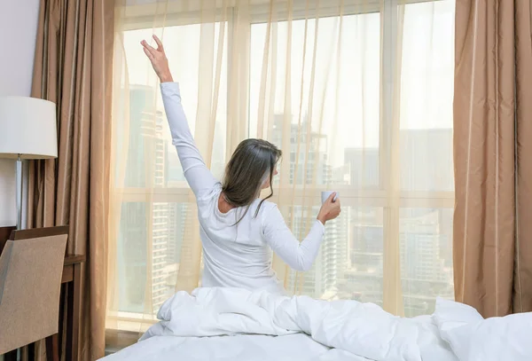 Kvinnan i hennes sovrum på morgonen — Stockfoto
