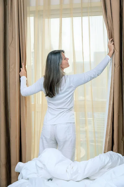Vrouw in haar slaapkamer in de ochtend — Stockfoto