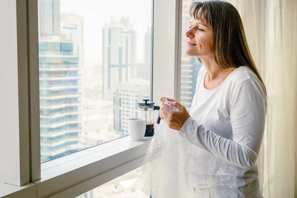 Donna dalla finestra sta liberando lo stress — Foto Stock