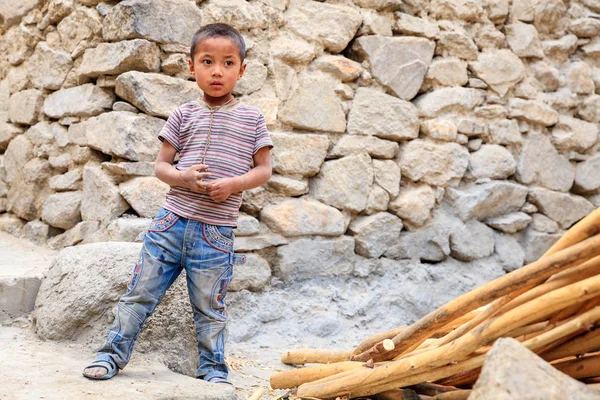 Retrato de un chico local en una calle de Leh — Foto de Stock