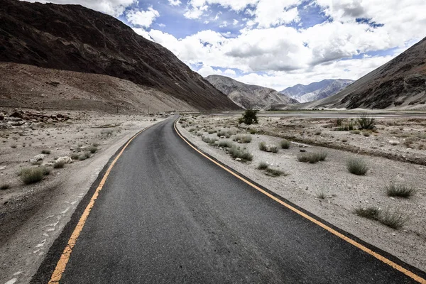 Strada per il lago Tso Moriri — Foto Stock