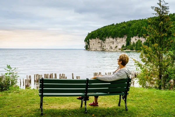 Woman relaxing on bench — Stock Photo, Image