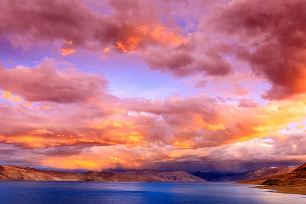 Pôr do sol no lago Tso Moriri — Fotografia de Stock