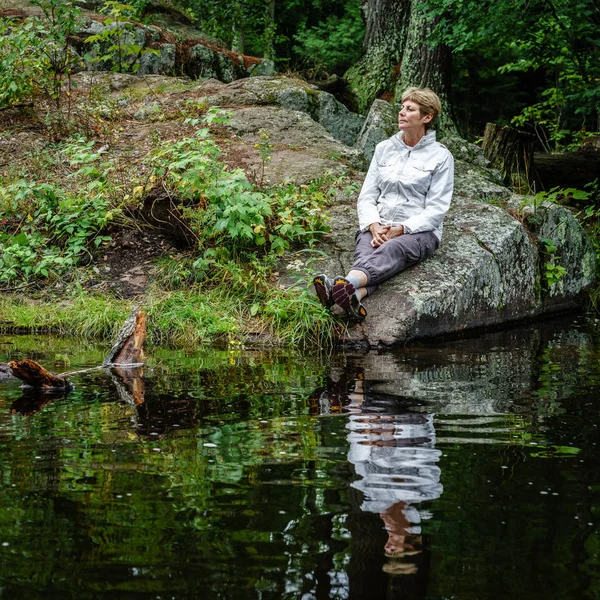 Vrouw zitten op rots — Stockfoto