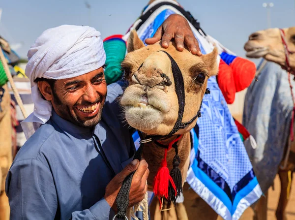 Manipulador de camellos con su animal — Foto de Stock
