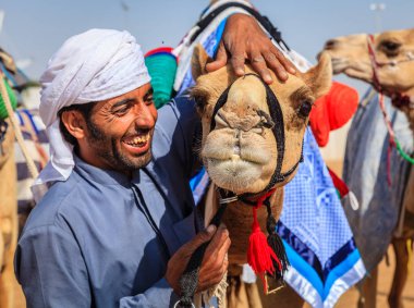 Onun hayvan ile deve işleyicisi