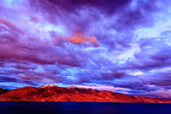 Céu por do sol sobre o lago Tso Moriri — Fotografia de Stock