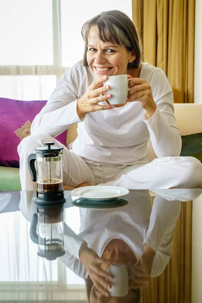 Mulher madura desfrutando de café — Fotografia de Stock
