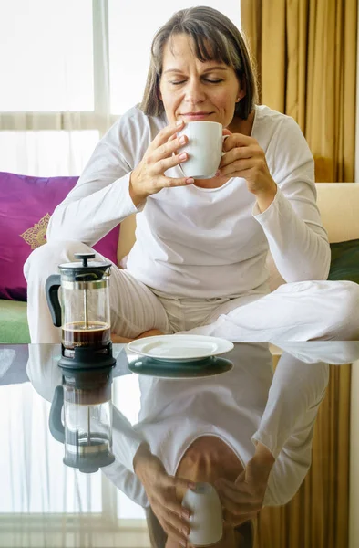 Femme mûre profiter du café — Photo