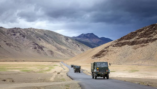 Military trucks moving through Changthang plateau — Stock Photo, Image