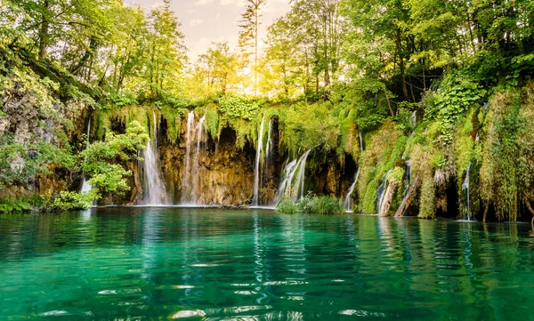 Gölde yansıtan şelaleler 