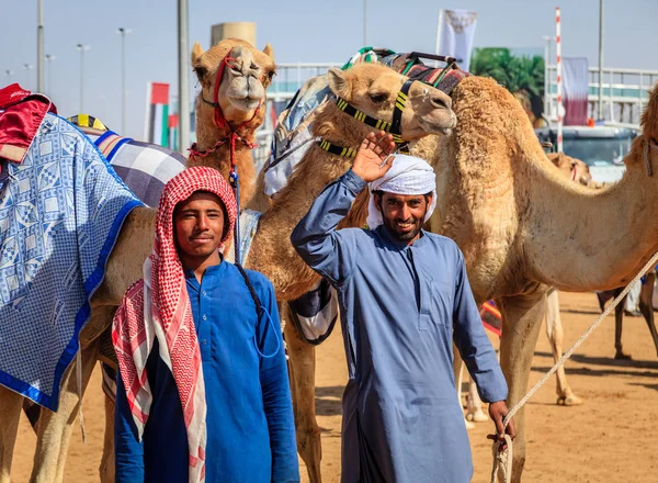 Manipuladores de camelos sorrindo — Fotografia de Stock