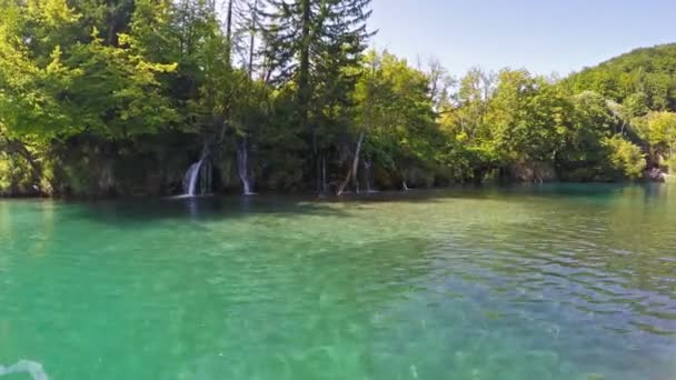 Små vattenfall inlower sjöar området — Stockvideo