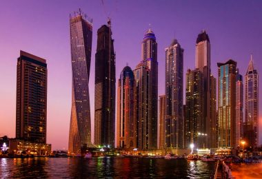 Gökdelenleri olan Dubai Marina