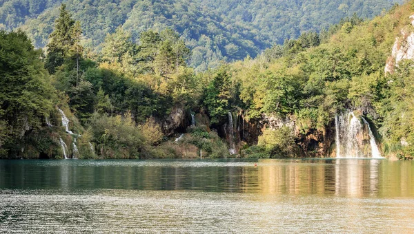 Cascadas reflejadas en el lago — Foto de Stock
