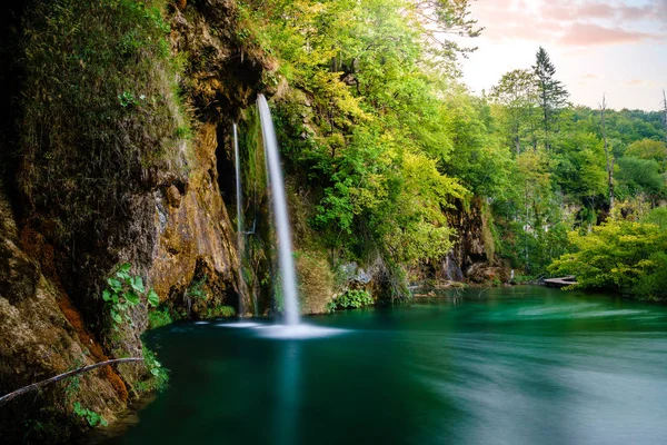 Cachoeira cercada por floresta verde — Fotografia de Stock