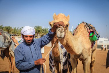 Shemagh giyen deve işleyicisi