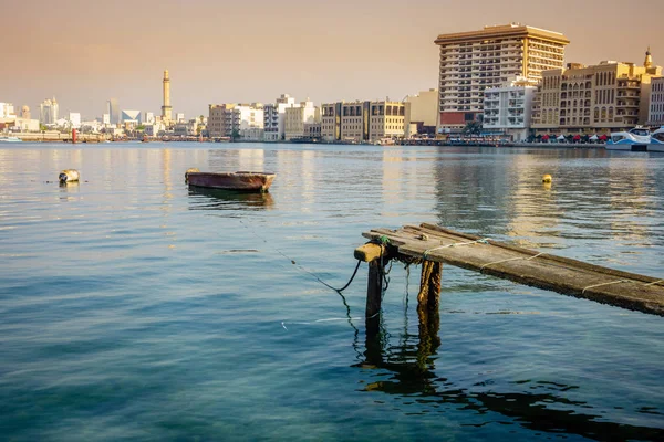 Dubai creek met gebouwen — Stockfoto