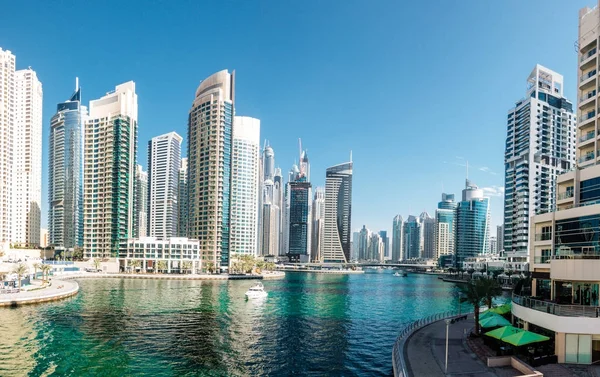 Дубайская гавань с небоскребами — стоковое фото