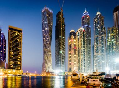 Gökdelenleri olan Dubai Marina