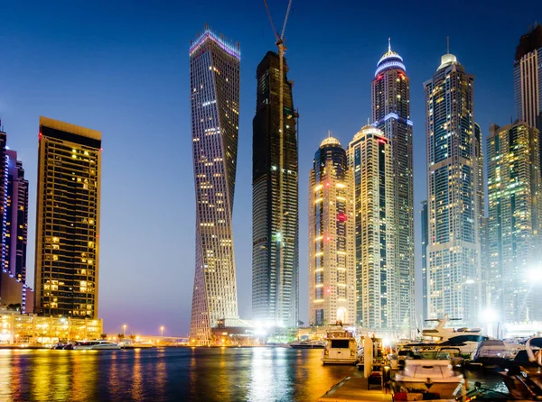 Дубайская гавань с небоскребами — стоковое фото