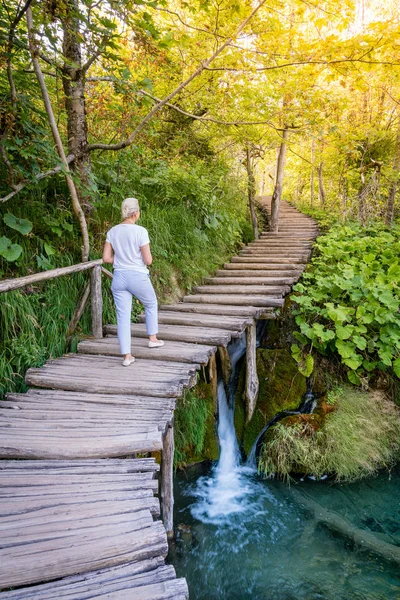 Woman hiking on boardwalk trail — Stock Photo, Image