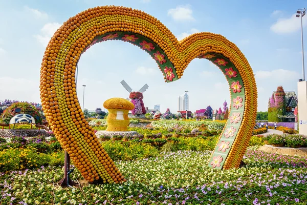 Rámeček ve tvaru srdce v Dubaji Miracle Garden — Stock fotografie