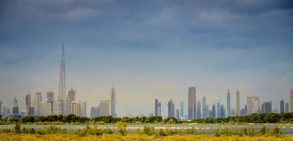 Dubai keskustan horisonttiin — kuvapankkivalokuva