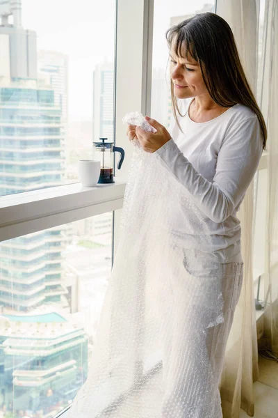 Žena odprýskávání bublinkové fólie — Stock fotografie