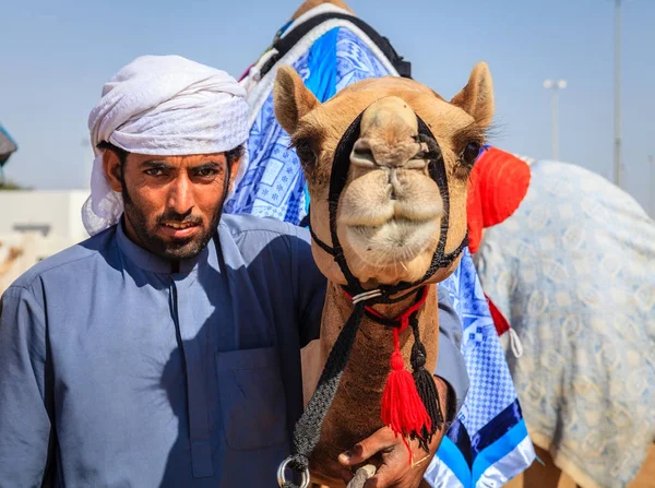 Manipulador de camelos com seu animal — Fotografia de Stock