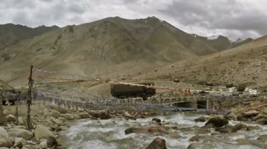 Hint askeri konvoy, kamyon. Asya