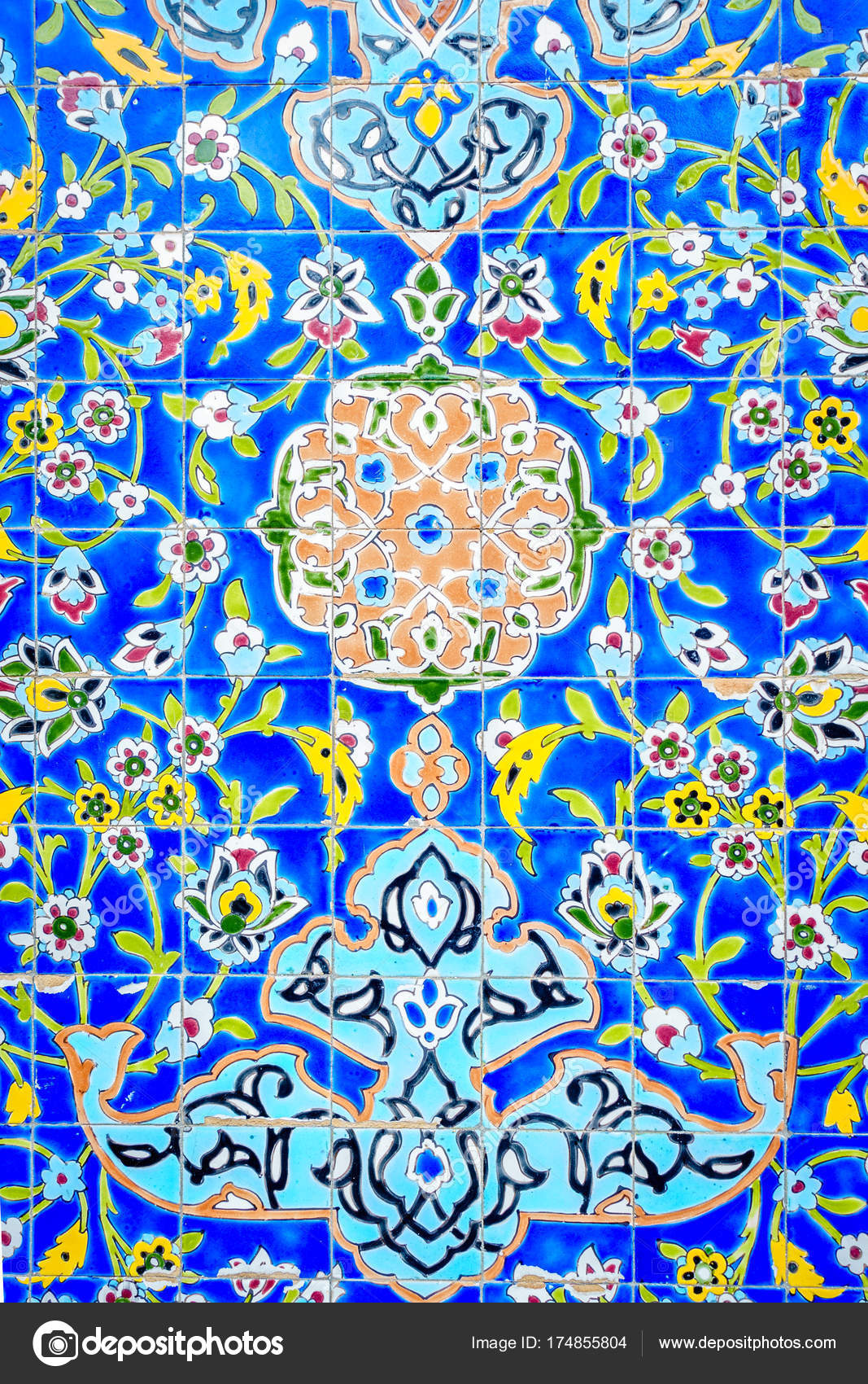 Azulejos decorativos en la pared — Foto de stock #174855804 © alexeys, image size:1067x1700
