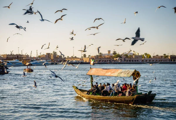 Abra going across Dubai Creek — Stock Photo, Image