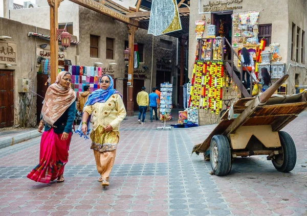 Dubai Emiratos Árabes Unidos Enero 2016 Mujeres Caminando Por Calle —  Fotos de Stock