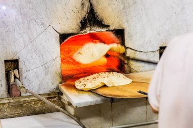 Geleneksel Arapça gözleme ekmek pişirme adamın Resim kırpılmış