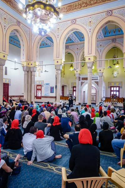 ドバイのジュメイラ モスクで非イスラム教のイスラム教のドバイ アラブ首長国連邦 2016 講演会 — ストック写真