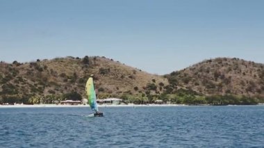 Küçük katamaran Yelken yakınındaki bir tatil beldesine İngiliz Virgin Adaları