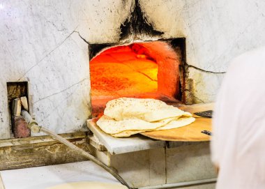 Dubai'nin eski kentte bir fırın pişirme geleneksel Arapça gözleme