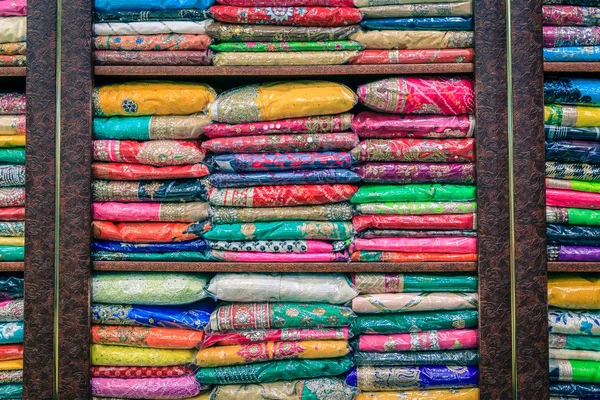 ドバイの旧市街でインド ショップでカラフルな Pashminas — ストック写真