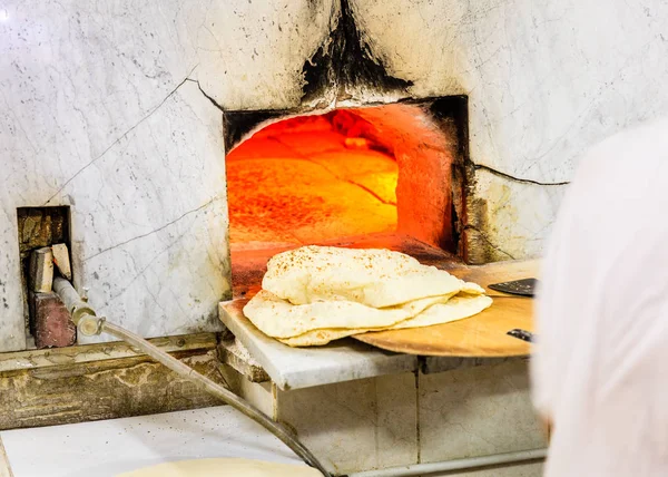 Dubai'nin eski kentte bir fırın pişirme geleneksel Arapça gözleme