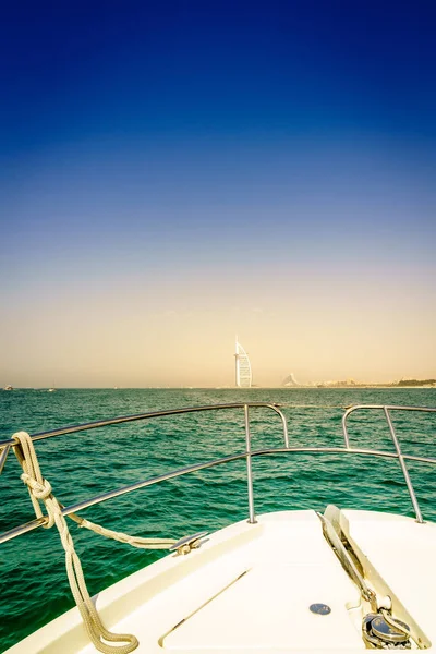 Widokiem Wybrzeże Dubaju Dziobu Jachtu — Zdjęcie stockowe