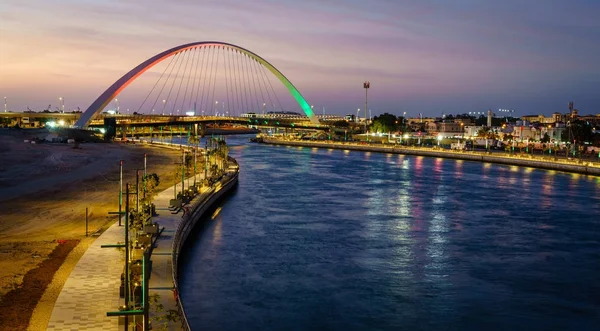 Veduta Del Ponte Pedonale Illuminato Sul Canale Dubai Dopo Tramonto — Foto Stock