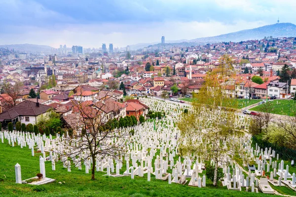 Syn Kyrkogård Sarajevo Med Stadens Skyline Bakgrunden — Stockfoto